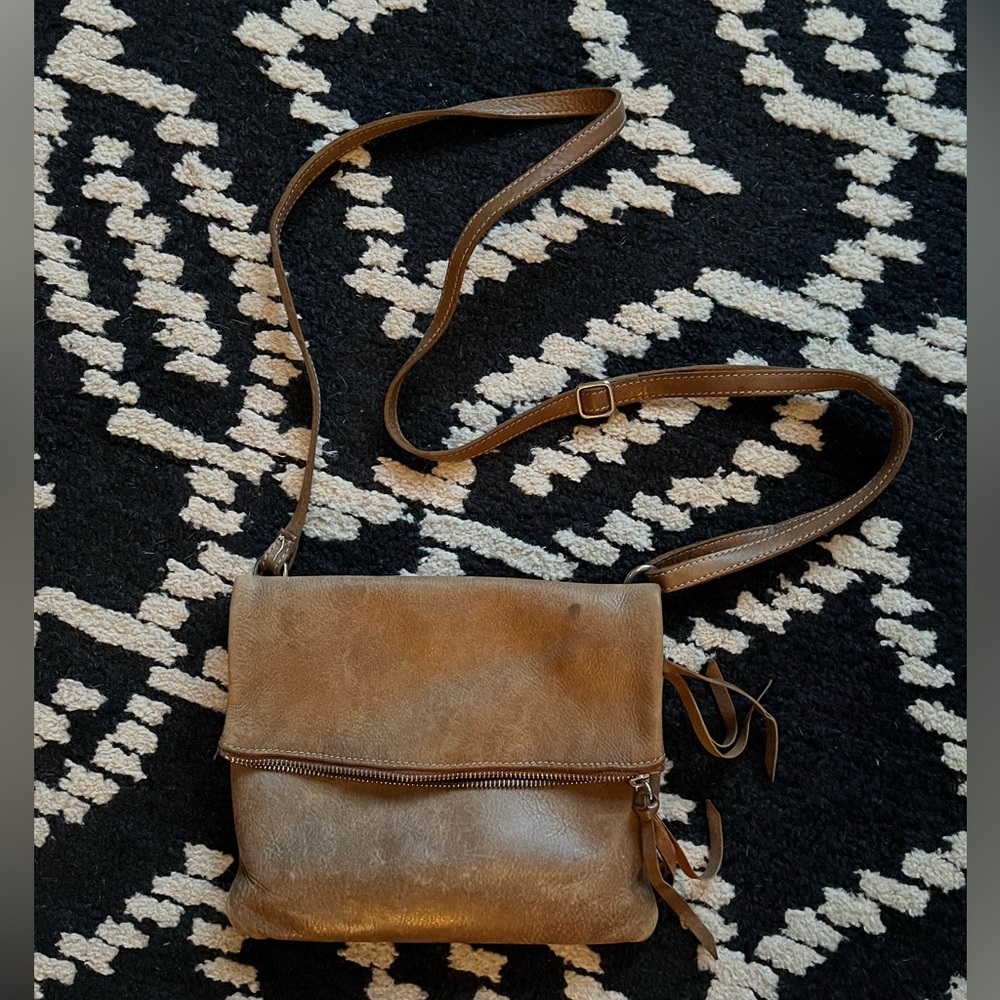 Roots. Cross body tan leather bag.